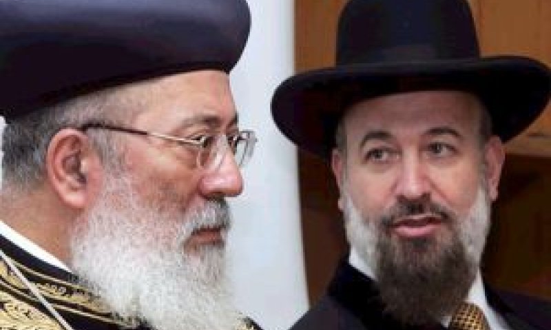 הנואמים העיקריים. הרב עמאר והרב מצגר [צילום: AP]