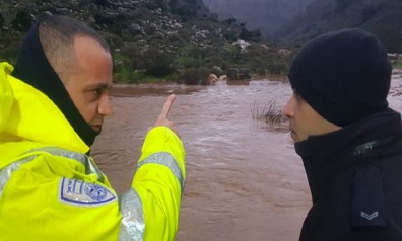 סריקות אחר החייל שנסחף בנחל [צילום: דוברות המשטרה]