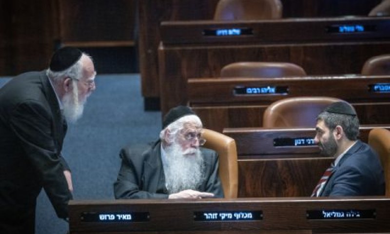 פרוש (במרכז) עם מלכיאלי ואייכלר [צילום: חיים גולדברג/פלאש 90]