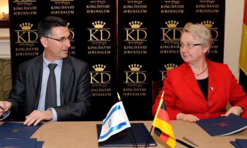 סער ושרת החינוך והמחקר של גרמניה הפרופ' אנט שאוואן חותמים על ההסכם, היום [צילום: ששון תירם]