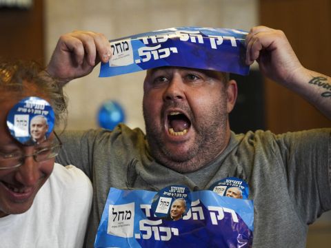 פעיל ליכוד בבנייני האומה [צילום: צפריר אביוב/AP]