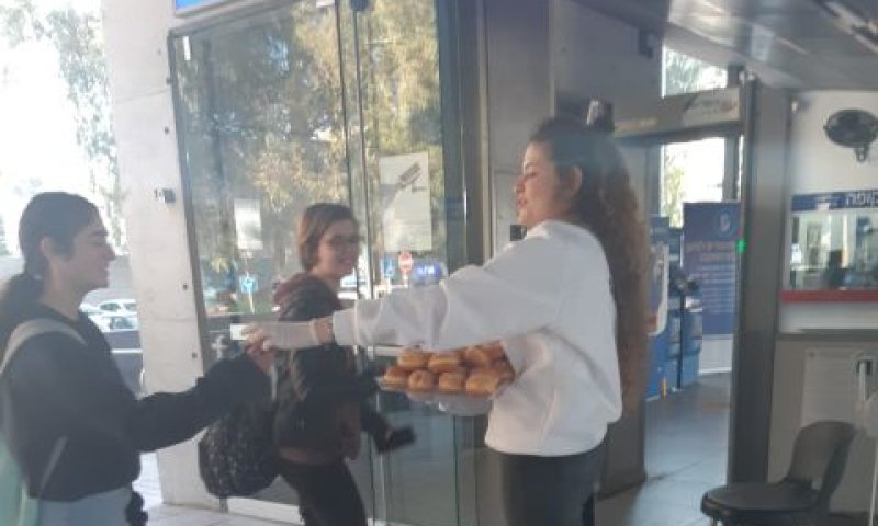 חלוקת סופגניות בתחנת רכבת [צילום ארכיון: רכבת ישראל]