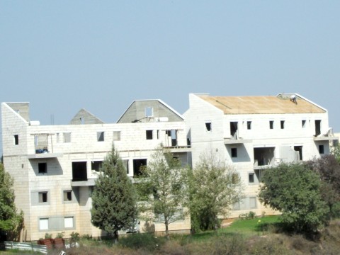 התחלת העבודות לבניית גג הרעפים (הפועל על הגג מימין)