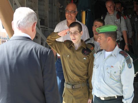 12:30 - החייל גלעד שליט מצדיע לראש הממשלה בנימין נתניהו [צילום: AP]