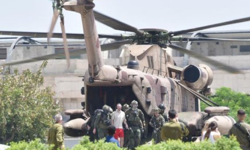 החטוף אנדריי קוזלוב עם חזרתו [צילום: לפי סעיף 27א' לחוק זכויות יוצרים]