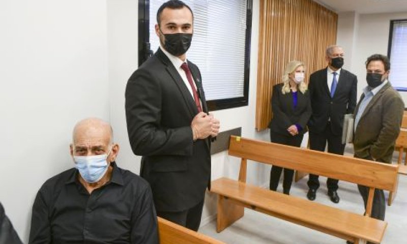 נתניהו ואולמרט היום בבית המשפט [צילום: אבשלום ששוני, פול]