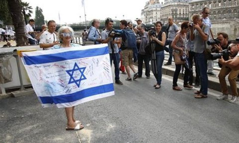 מעל מחצית מיהודי צרפת חוו אנטישמיות [צילום: AP/Francois Mori]