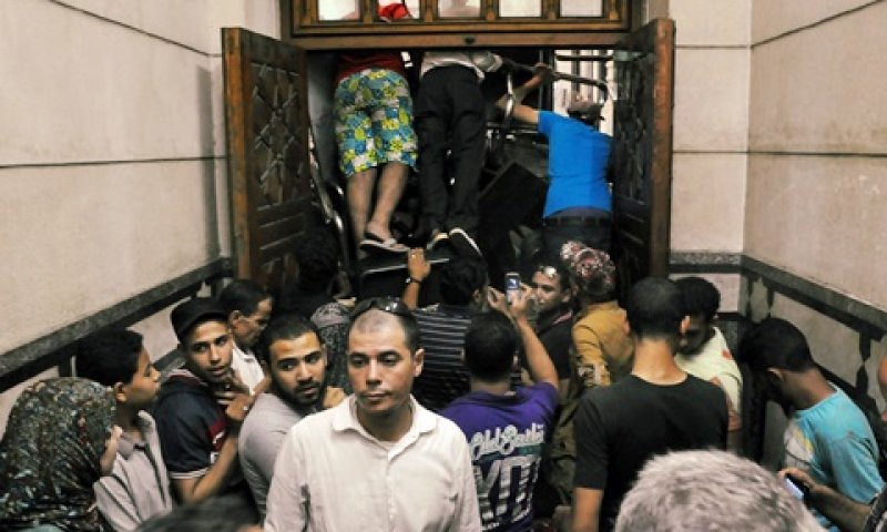המפגינים מתבצרים במסגד [צילום: AP]