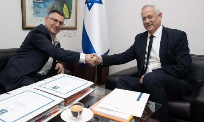 גנץ וסער. פועלים לסגור את הפער מול לפיד [צילום: לע"מ]