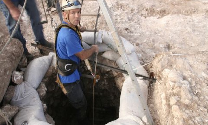 הבאר - מהראשונות שנחשפו מתקופת האבן [צילום: יותר טפר, באדיבות רשות העתיקות ]