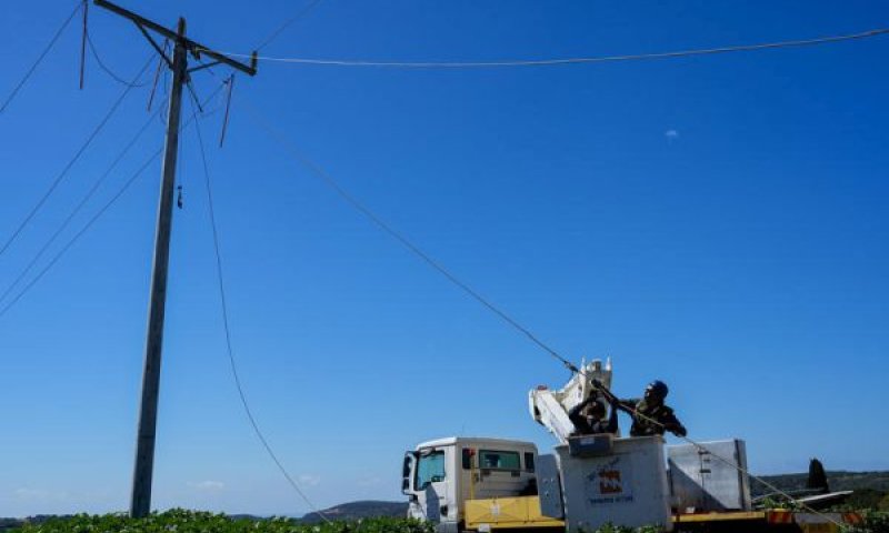 עובדי חברת החשמל פעלו גם בזירות הלחימה לתיקון ניתוקי חשמל [צילום: אייל מרגולין/פלאש 90]