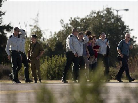 07:00 - משפחת שליט בדרך למסוק הצבאי [צילום: AP]