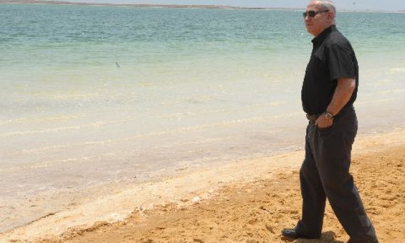 בנימין נתניהו בים המלח. להביא את הנושא לכלל הכרעה [צילום: פלאש 90]