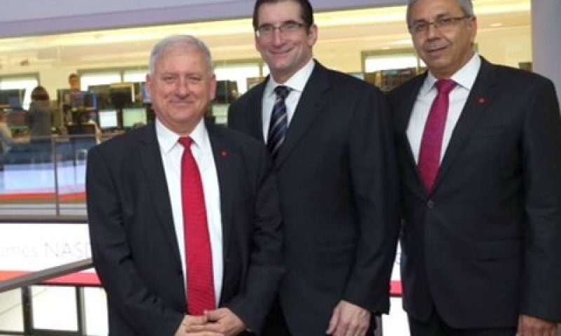 ציון קינן, מנכ"ל בנק הפועלים; בוב גרייפלד, מנכ"ל בורסת נאסד"ק ויאיר סרוסי, יו"ר דיקטוריון הבנק [צילום: סיון פרג']
