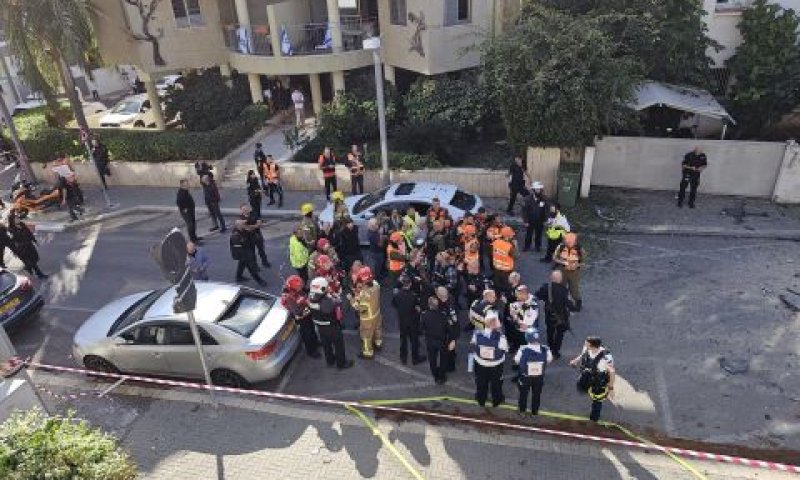 זירת נפילת הרקטה בחולון [צילום: דוברות והסברה תחנה אזורית חולון]