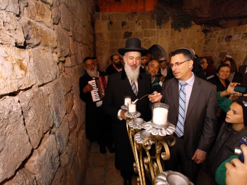 גדעון סער עם הרב יונה מצגר בכותל הקטן [צילום: ששון תירם]