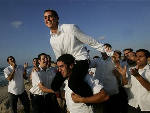 יוסף נחום על כתפי חבריו [AP]
