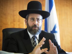 פגיעה ביהדות וביהודים. הרב לאו [צילום: פלאש 90]