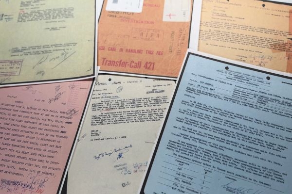 מסמכים המתעדים מחקרים אודות עב"מים שנראו [צילום: AP/ג'ון אלסוויק]