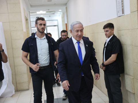 נתניהו היום בבית המשפט [יונתן זינדל, פלאש 90]