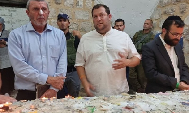 יוסי דגן ורפי פרץ בקבר יוסף, הלילה [צילום: רועי חדי]