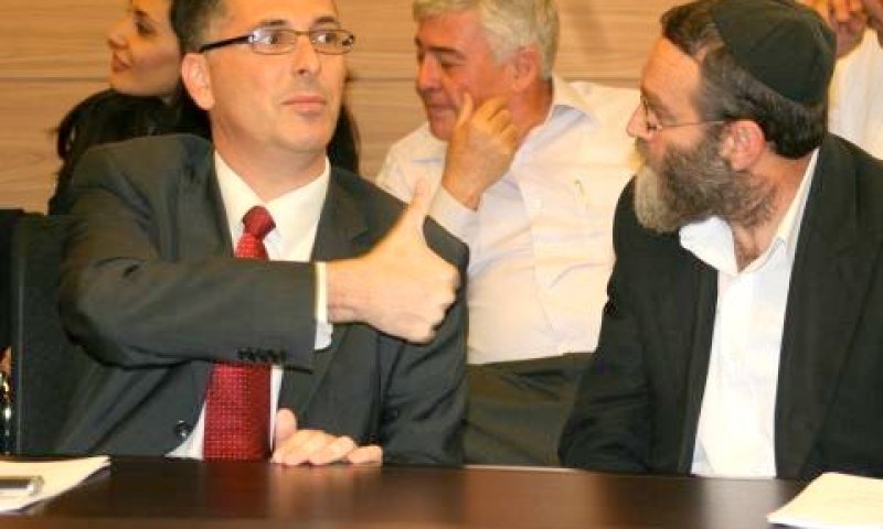 חברי הכנסת משה גפני (יהדות התורה) וגדעון סער (ליכוד) [צילום: פלאש 90]