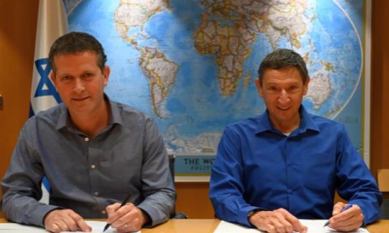 מנכ"לי משרד הביטחון והאנרגיה חותמים על ההסכם [צילום: אריאלחרמוני, משרד הביטחון]