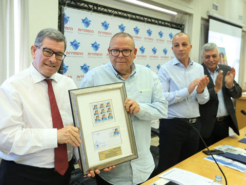 יו"ר הסתדרות עובדי המדינה אריאל יעקבי (מימין), מנכ"ל ההסתדרות אופיר אלקלעי, יו"ר ההסתדרות ארנון בר דוד ומנכ"ל דואר ישראל דני גולדשטיין [צילום: אגף הדוברות בהסתדרות]