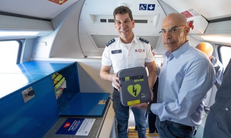 שיקו זנה ואלי בין עם מפעם ברכבת [צילום: דוברות מד"א]