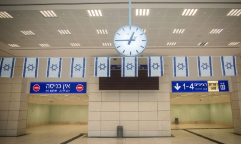 תחנת הרכבת נבון. דגלים - יש, נוסעים - אין [צילום: יונתן זינדל/פלאש 90]