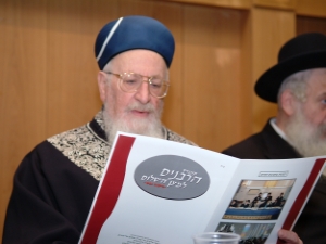 הרב אליהו. אישה מסתכלת לשם סקרנות [צילום: מאיר דהן]