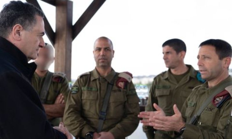 כ"ץ עם מפקד פיקוד המרכז אבי בלוט [צילום: אריאל חרמוני]