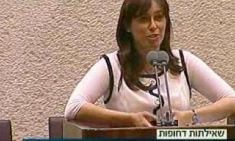 חוטובלי. מקבלת תשובות לא מספקות [צילום: מן הטלוויזיה]