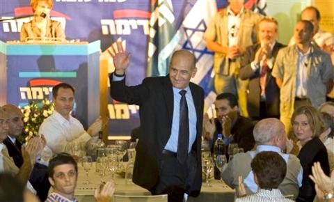 אולמרט נפרד כשהוא מוקף בחברי קדימה [צילום: AP]