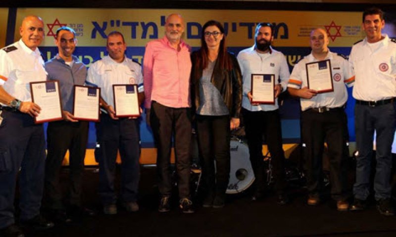 ישראל גרמולין וצוות מד"א שהציל את חייו בערב הצדעה של אגודת שוחרי מד"א בישראל [צילום: אלירן אביטל, דוברות מד"א]