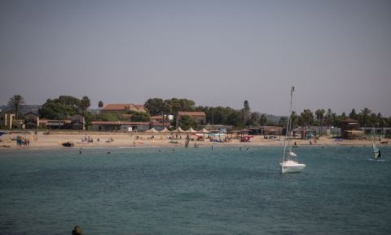 עוכב בחוף חיפה [צילום: הדס פרוש, פלאש 90]