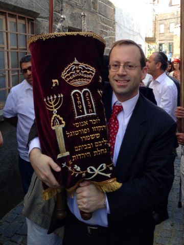 מיכאל פרוינד נושא את ספר התורה שהוכנס למרכז [צילום: באדיבות "שבי ישראל"]