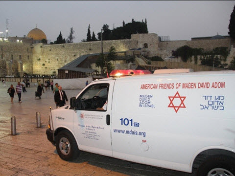אמבולנס מד"א בכותל [צילום: דוברות מד"א]