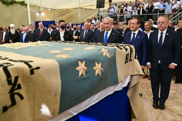 נתניהו, בטקס העלאת עצמותיהם של שמעון ורבקה הרצל, סבו וסבתו של בנימין זאב הרצל ז״ל [צילום: קובי גדעון/לע״מ]