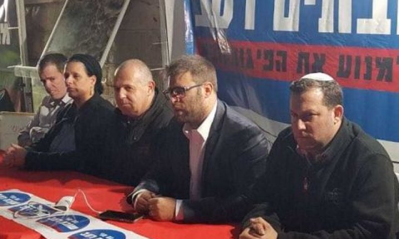 ח"כ חזן באוהל המחאה [צילום: חדי תקשורת]