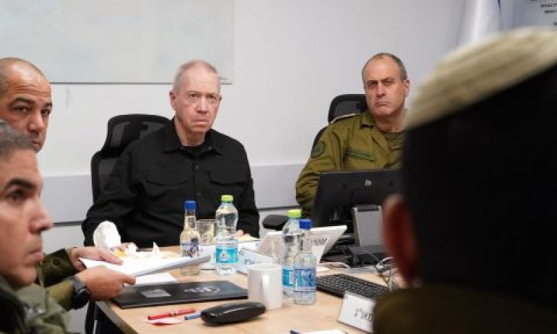 אלוף פוקס והשר גלנט [צילום: אריאל חרמוני]