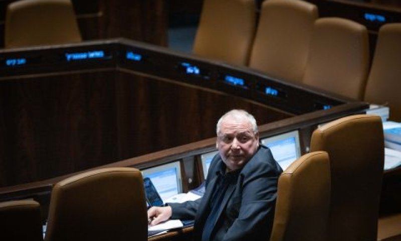 אמסלם ליד שולחן הממשלה בכנסת [צילום: יונתן זינדל, פלאש 90]