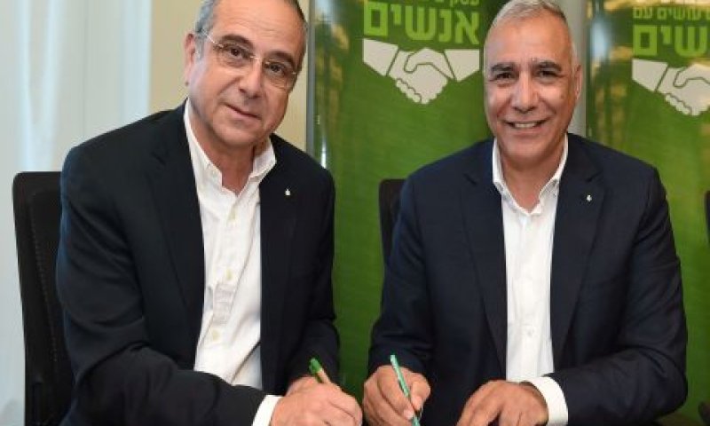 מימין: אורי ברוך &ndash; מנכ"ל בנק מרכנתיל, שרגא ברוש &ndash; נשיא התאחדות התעשיינים [צילום: ישראל הדרי]