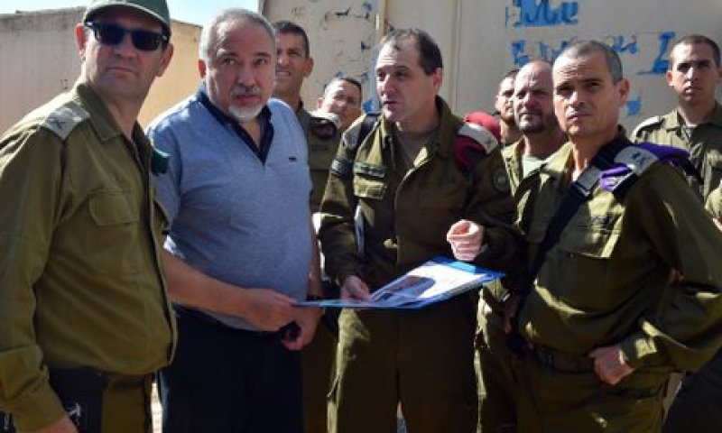 ליברמן במעבר קוניטרה [צילום: אריאל חרמוני, משרד הביטחון]