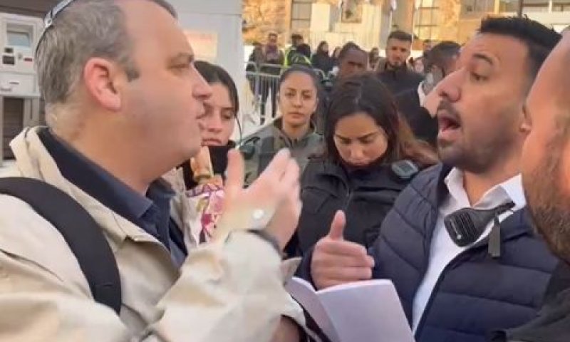 קריב בוויכוח עם נציק הקרן למורשת הכותל [צילום: מאיה עזרא]