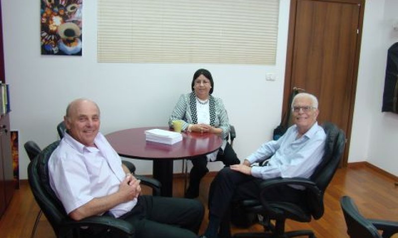 ד"ר רחאב עבד אלחאלים (במרכז), משמאלה נשיא המרכז האקדמי כרמל פרופ' נחום ביגר ומימין דיקן בית הספר למשפטים במרכז האקדמי כרמל פרופ' עמוס שפירא [צילום: מרכז אקדמי כרמל, יחסי ציבור]