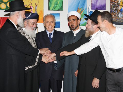 הנשיא פרס, הרבנים הראשיים, רב העיר עכו ושייח'ים ערבים תושבי העיר [צילום: אדריאן הרבשטיין]