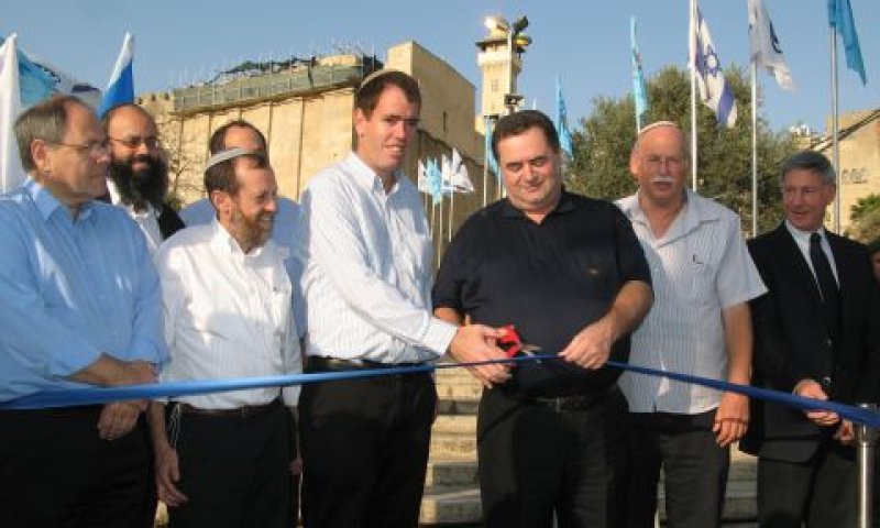 גוזרים את הסרט [צילום: חגי גלס]
