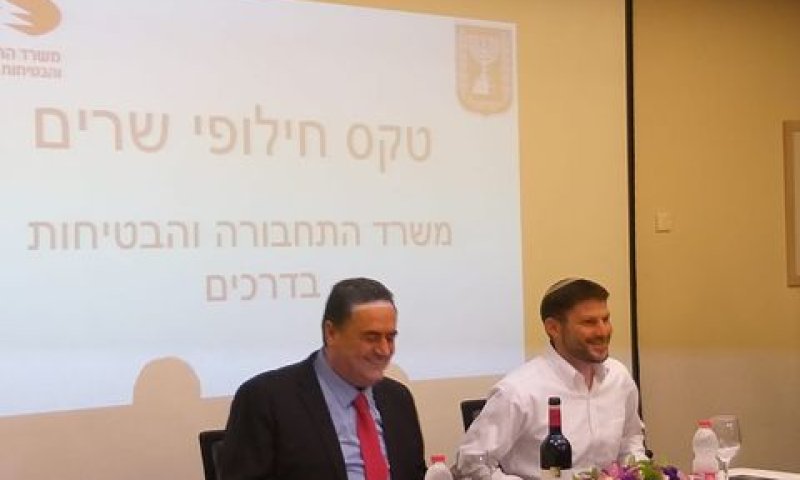 סמוטריץ' בטקס החילופים. עם הפנים לנוסע