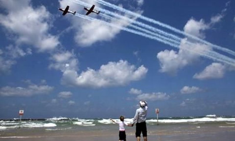 נפנופים לשלום [צילום: AP]